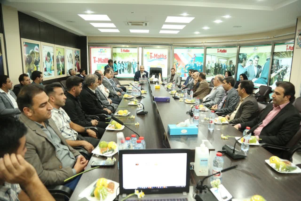 جلسه هم اندیشی با حضور تعدادی از متخصصین حوزه آموزش جهت دستیابی به راهبردهای موثر در این حوزه در دفتر مرکزی موسسه عطرک استان فارس.